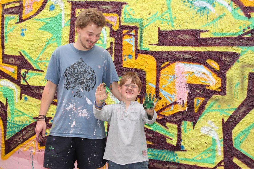 Markus (links) und sein kleiner Helfer Vincent sprayten an der Wand im Innenhof der  Kulturkonditorei � hier d&uuml;rfen auch die J&uuml;ngsten erste Farbversuche mit der Spraydose wagen