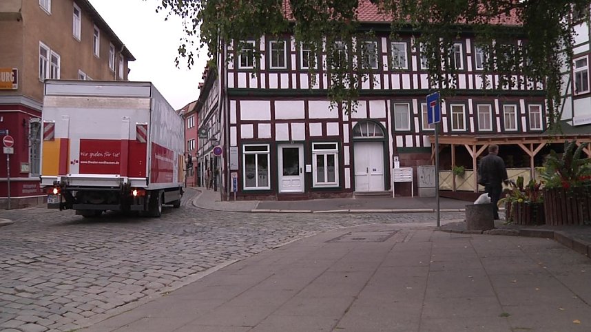 Hakenkreuze eingeritzt