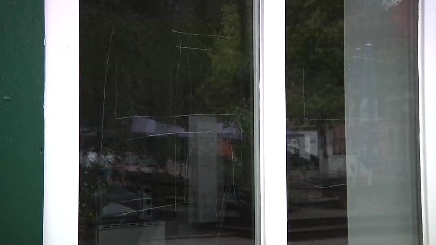 Hakenkreuze eingeritzt