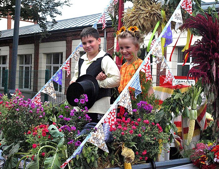 Bauernheer zieht durch Stadt