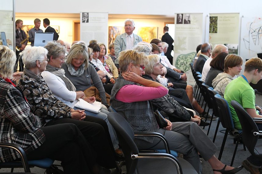 Botschafterin in Rot