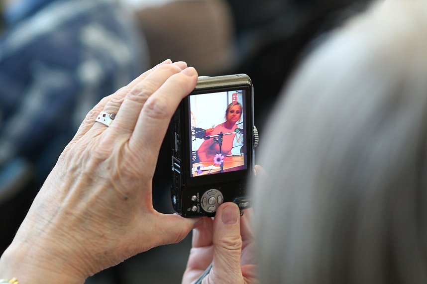 Botschafterin in Rot