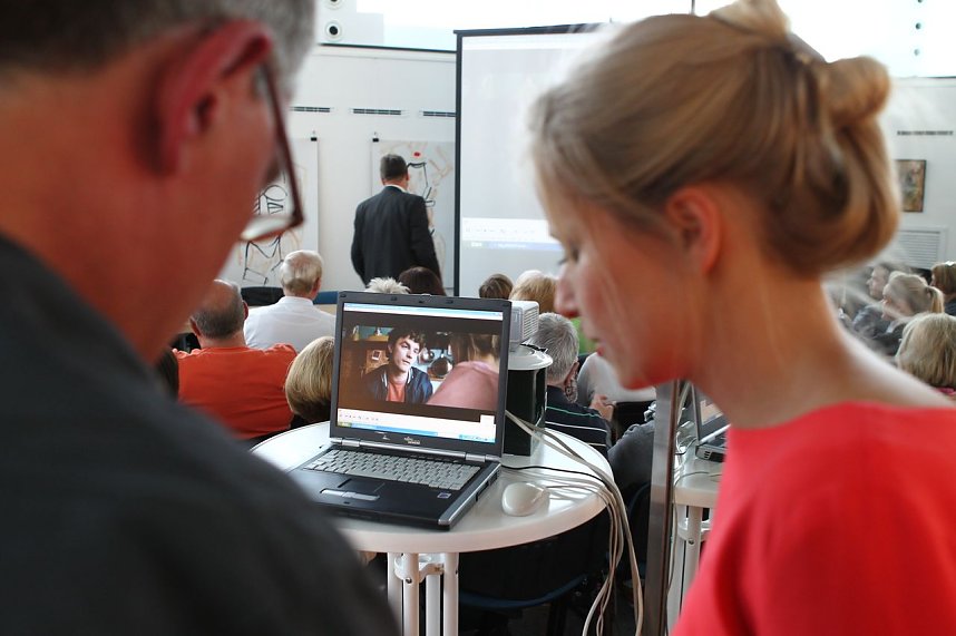 Botschafterin in Rot