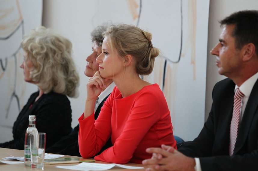 Botschafterin in Rot