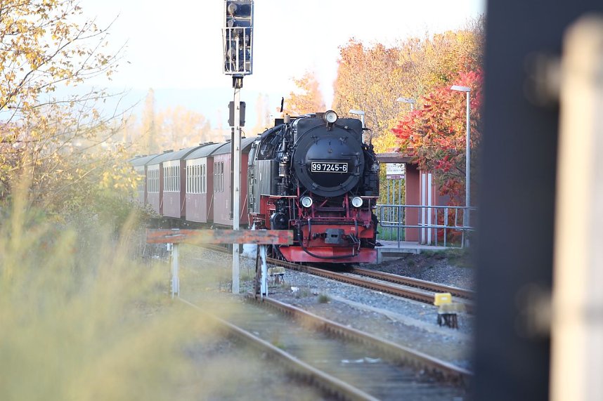 Am Himmel und auf der Schiene