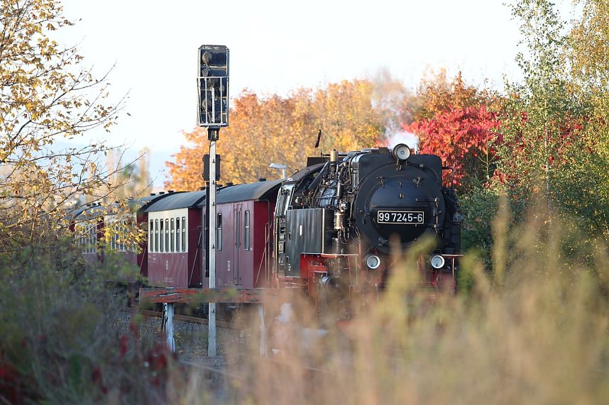 Am Himmel und auf der Schiene