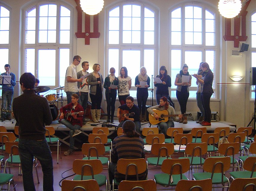 Mit Instrument oder Gesang, die Workshop-Teilnehmer der Klassenstufe 11 waren voll dabei
