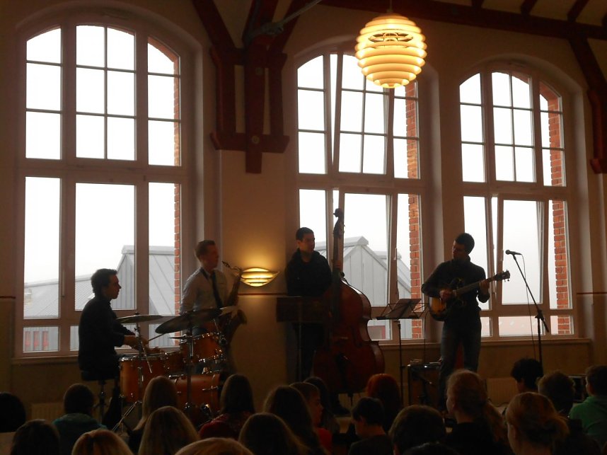 Das Nils-Weinhold-Orchester beim Konzert in der Wiedigsburg