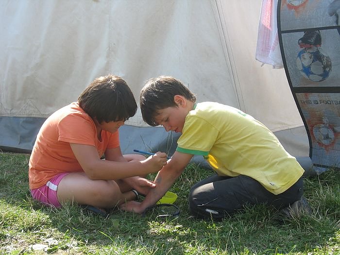 Die Kinder bemalen sich gegenseitig