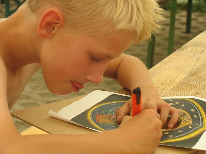 Mit viel Geschick sind die Kinder am Werk