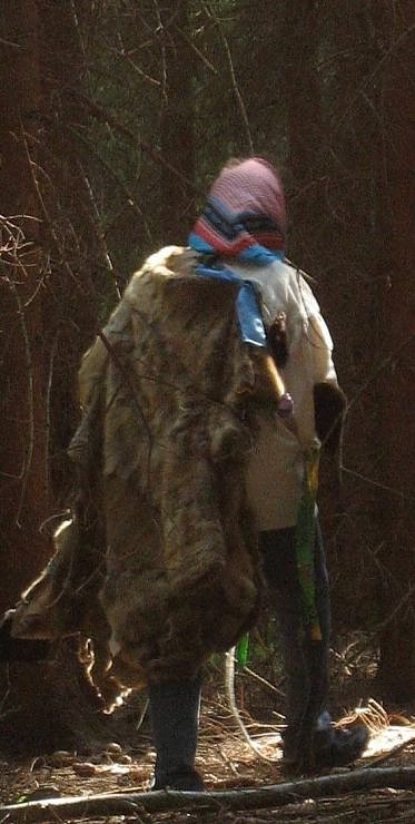 Manche Kreatur lauerte im Wald