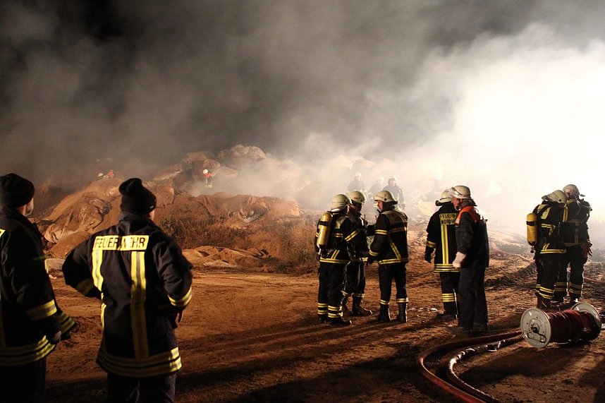 Brand in einem R&uuml;benmehl-Lager