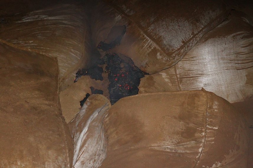 Brand in einem R&uuml;benmehl-Lager