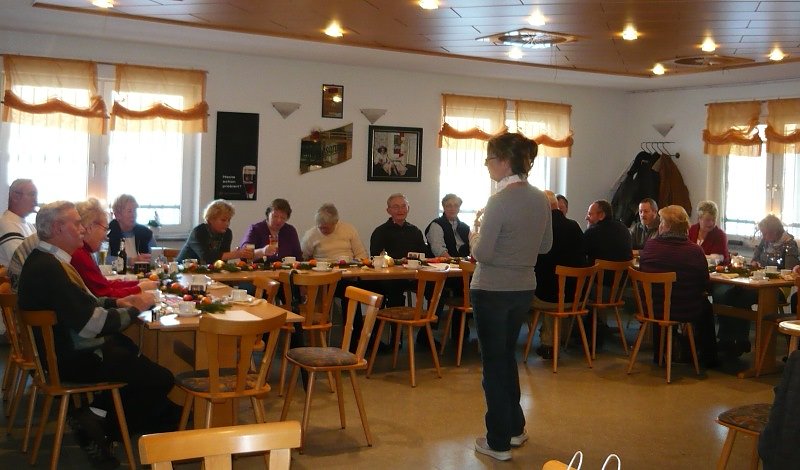 Gefeiert: Vorsitzende Gisela Fischer (stehend) begr&uuml;&szlig;t die Teilnehmer und erinnert an den Verlauf des erfolgreichen Jahres.