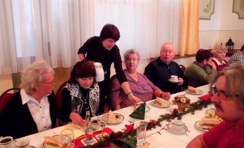 Jahresausklang: Wie immer sorgte die Wirtin liebevoll f&uuml;r das leibliche Wohl der G&auml;ste.