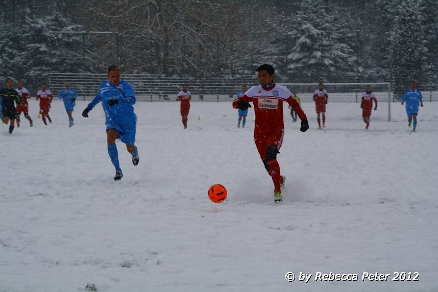 Fu&szlig;ball im Schnee