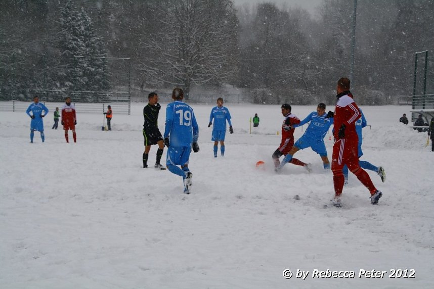 Fu&szlig;ball im Schnee