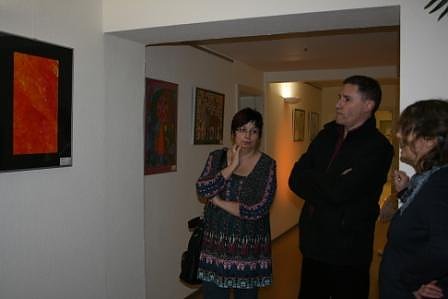 Farbrausch in der Lebenshilfe: Besucher der Ausstellung im Gespr&auml;ch mit der Kursleiterin