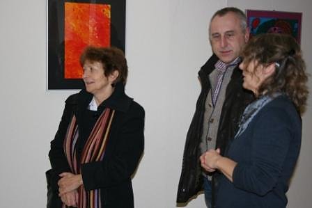 Farbrausch in der Lebenshilfe:  Besucher der Ausstellung im Gespr&auml;ch mit der Kursleiterin