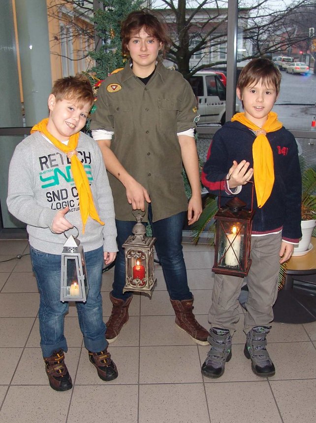 Pfadfinder verteilen das Friedenslicht