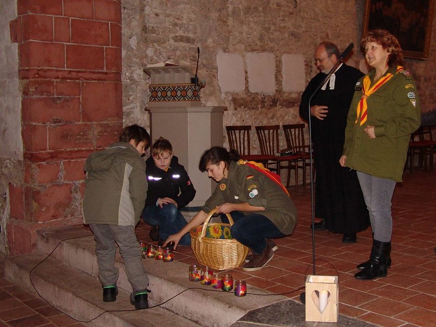 Pfadfinder verteilen das Friedenslicht