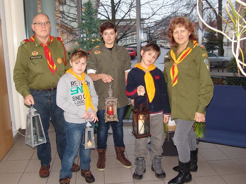 Pfadfinder verteilen das Friedenslicht