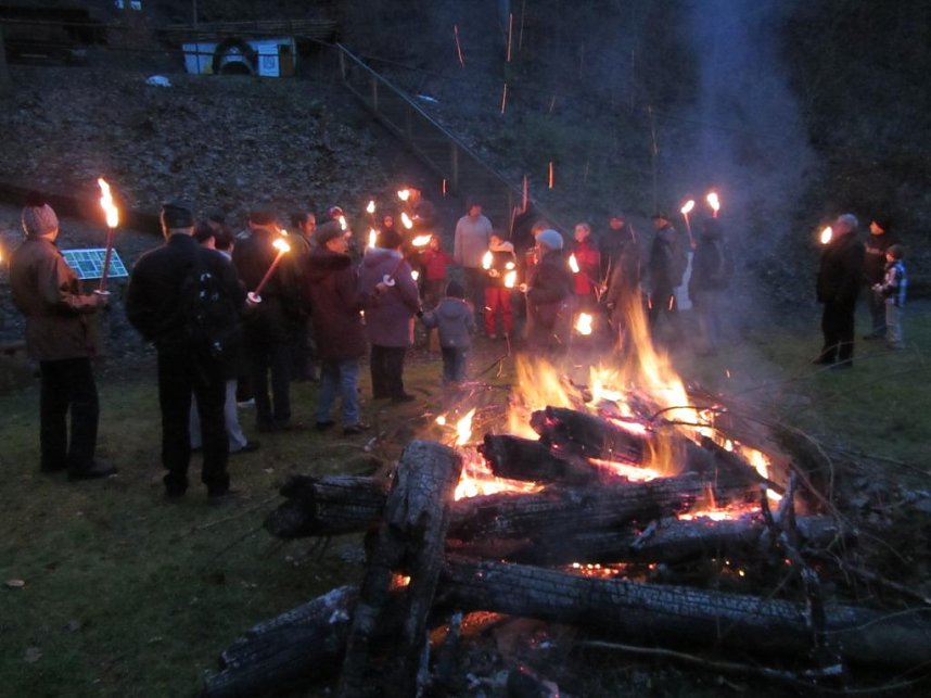 Mit Fackeln unterwegs