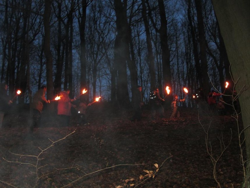 Mit Fackeln unterwegs