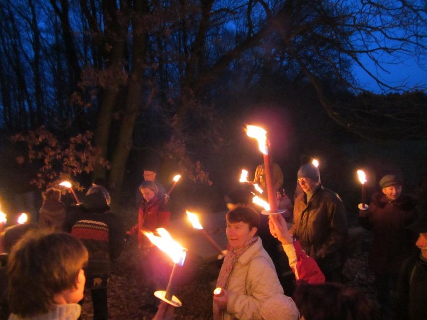 Mit Fackeln unterwegs