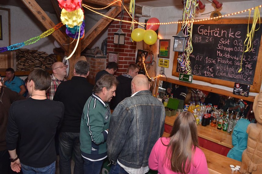 Kartoffelscheibenessen im Pferdestall