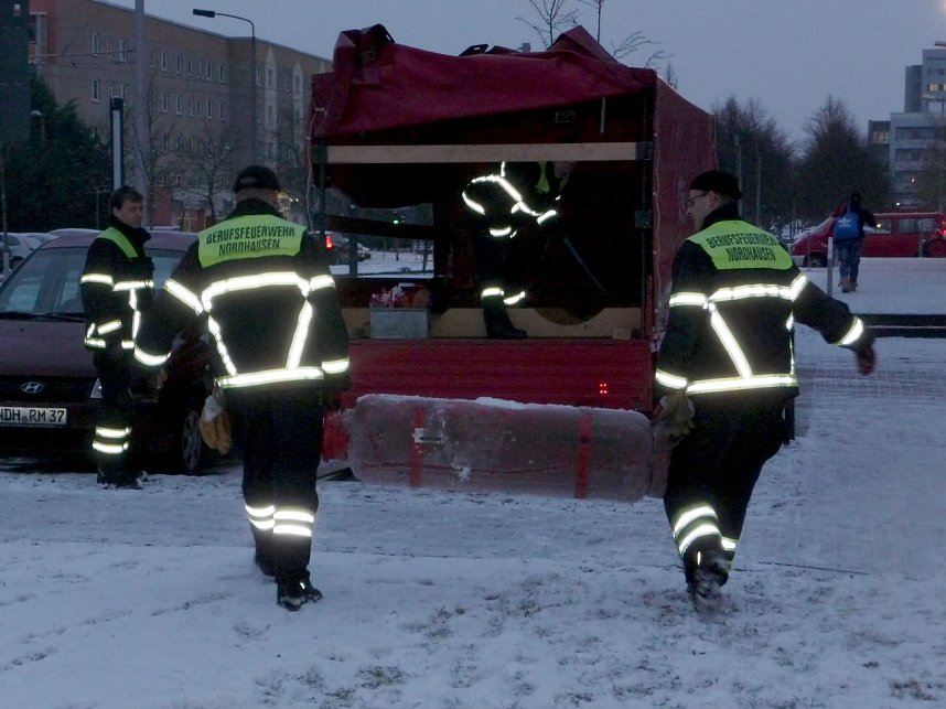 Die Flasche wird abtransportiert