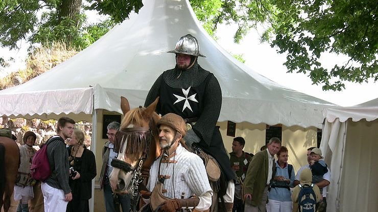 historisches Spektakel auf der Burgruine Hohnstein � Ritter mit Pferd