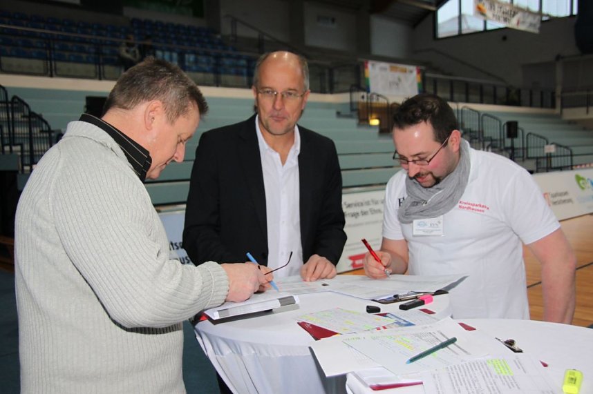 Indoor 2013 - erste Eindr&uuml;cke: Die Moderatoren und John Dauert