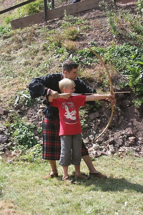 historisches Spektakel auf der Burgruine Hohnstein � Bogenschie&szlig;en
