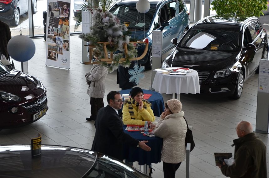 Gro&szlig;es Angrillen bei Opel Autohaus Peter