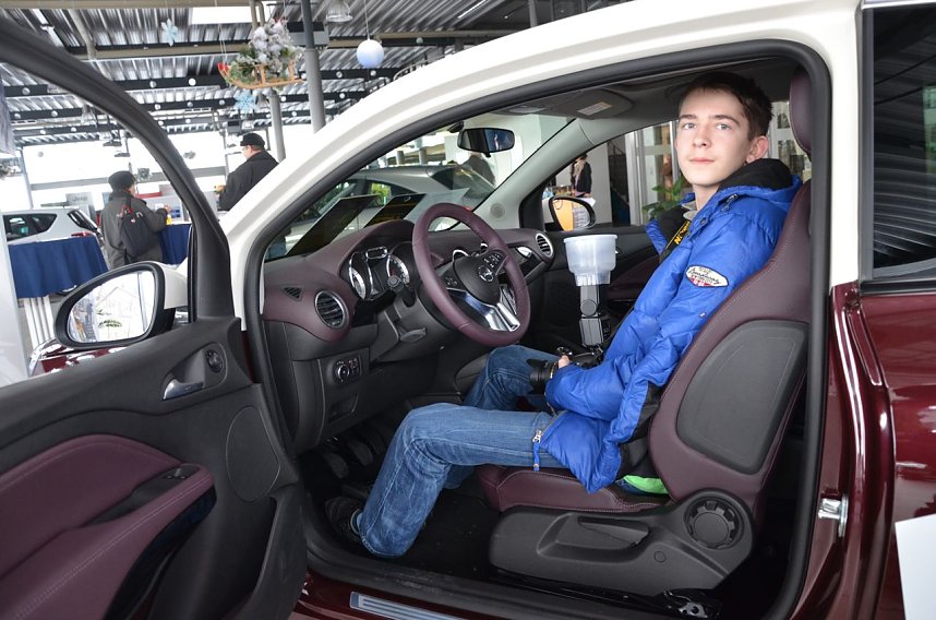 Gro&szlig;es Angrillen bei Opel Autohaus Peter