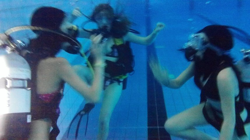 Mega Pool Party im Badehaus