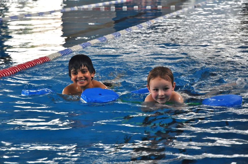 Mega Pool Party im Badehaus