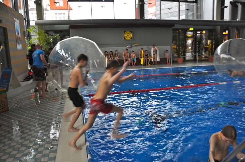 Mega Pool Party im Badehaus