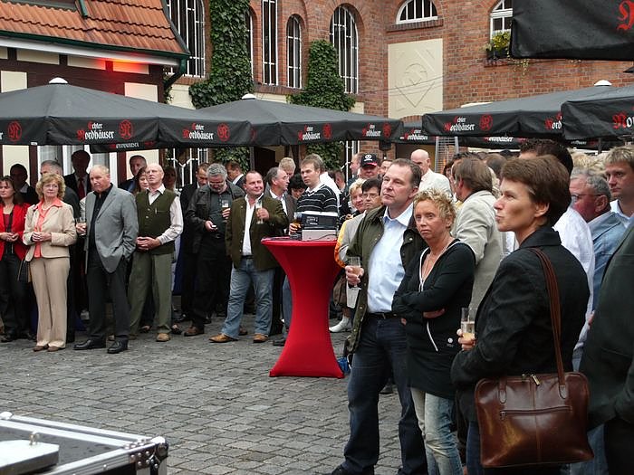 G&auml;ste im Hof der Brennerei