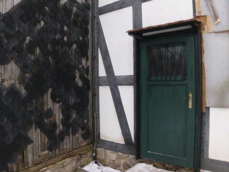 Die Kirche bleibt im Dorf: Eingang zum Glockenturm