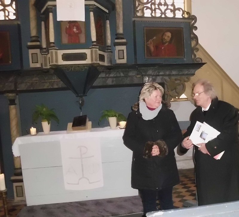Die Kirche bleibt im Dorf: Franka Hitzing und Dr. Neubert im Innenraum der Kirche
