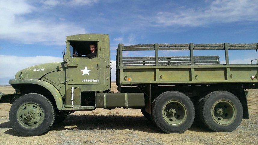 Tobias In Milit&auml;rtruck aus Koreakrieg