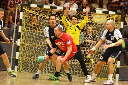 Sieg und Niederlage bei Handball-M&auml;nnern