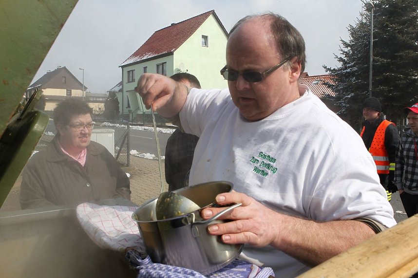 Manfred Handke und Roswitha Knopf sowie Henry Spannaus auf dem Traktor fuhren und reichten die schmackhafte Suppe aus