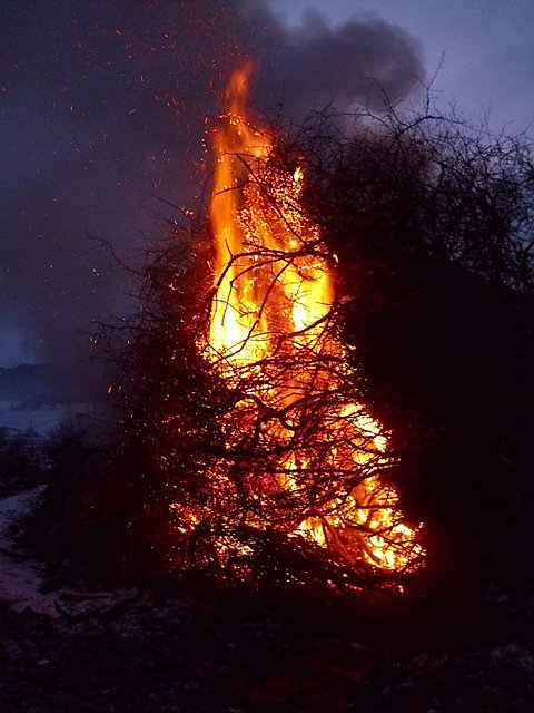Osterfeuer mit bitterem Beigeschmack