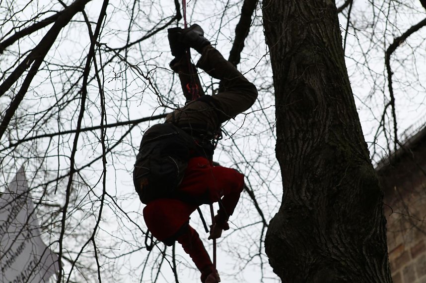 Abgeseilt und demonstriert