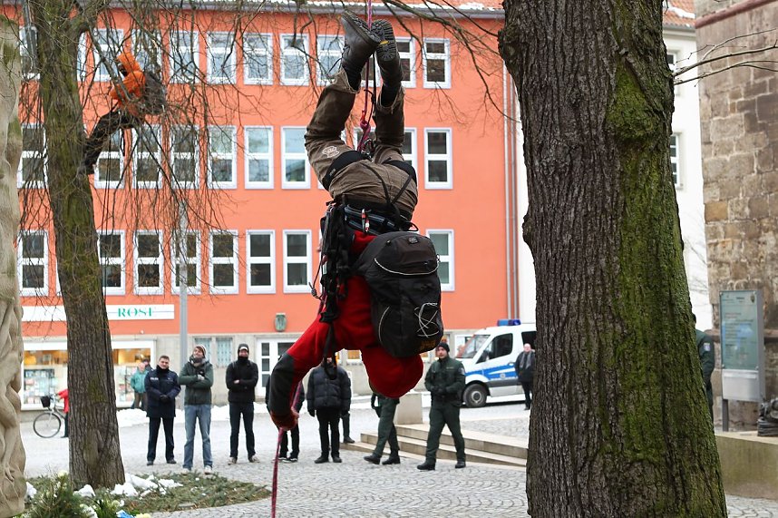 Abgeseilt und demonstriert