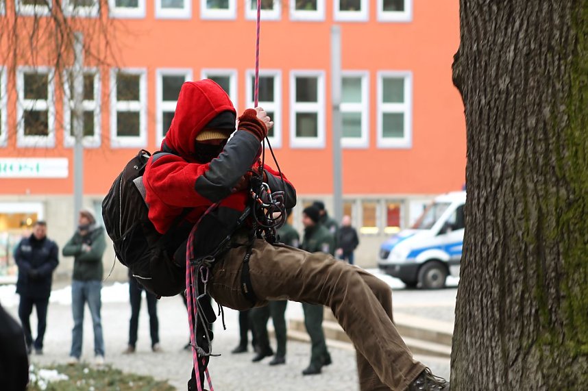 Abgeseilt und demonstriert