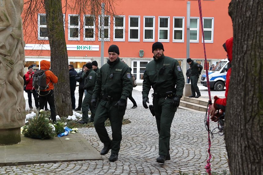 Abgeseilt und demonstriert